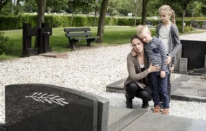 Wrongful death. Family grieving at grave. Glendale Wrongful Death Lawyers
