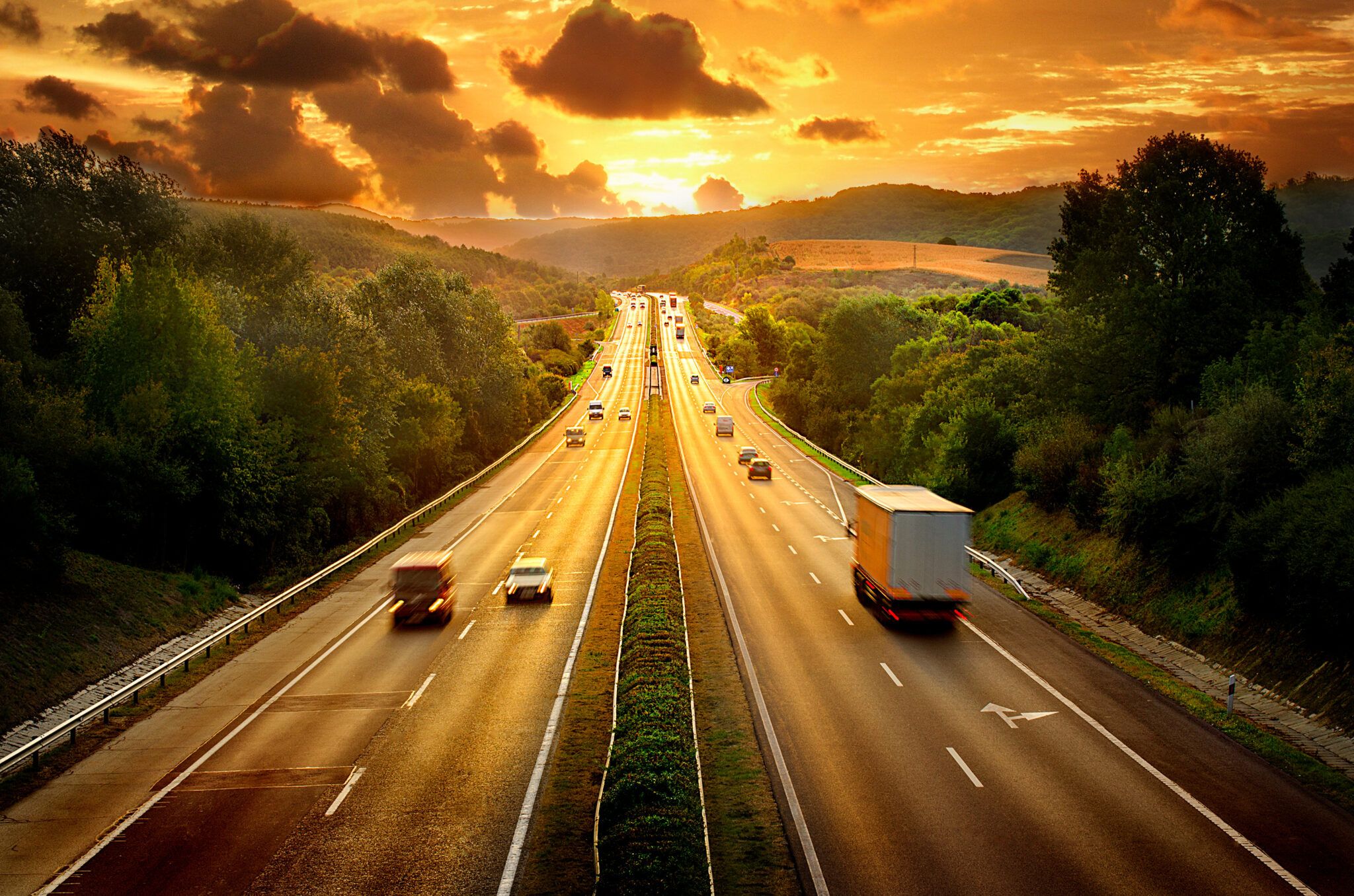Tráfico en carretera al atardecer - Conducir por el carril izquierdo