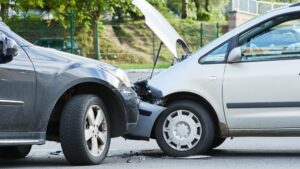 2 coches aplastados -Leyes de accidentes de California. Leyes de accidentes en California